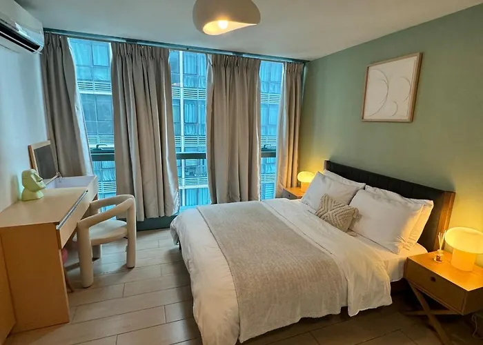 Modern Nordic 1br Big Queen Bed Uptown Bgc