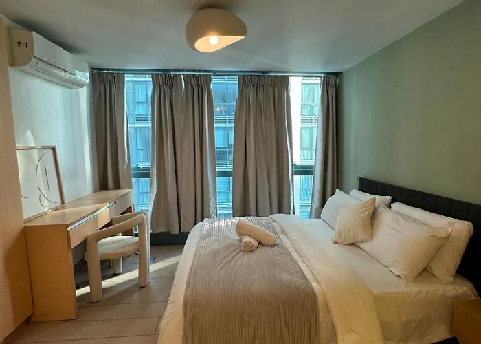Modern Nordic 1br Big Queen Bed Uptown Bgc Apartment