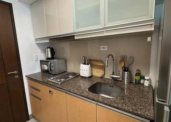 Modern Nordic 1br Big Queen Bed Uptown Bgc
