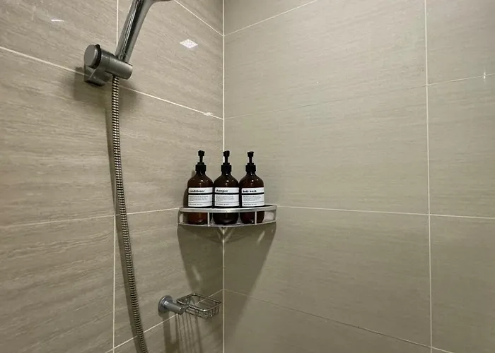 Apartment Modern Nordic 1br Big Queen Bed Uptown Bgc *