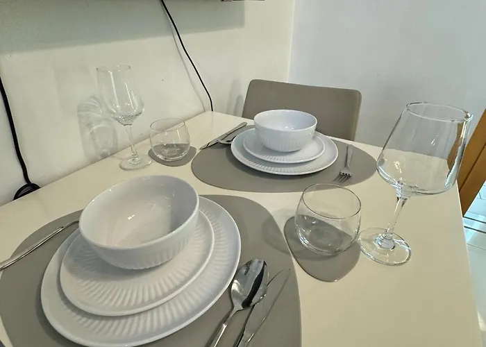 Modern Nordic 1br Big Queen Bed Uptown Bgc Apartment Manila